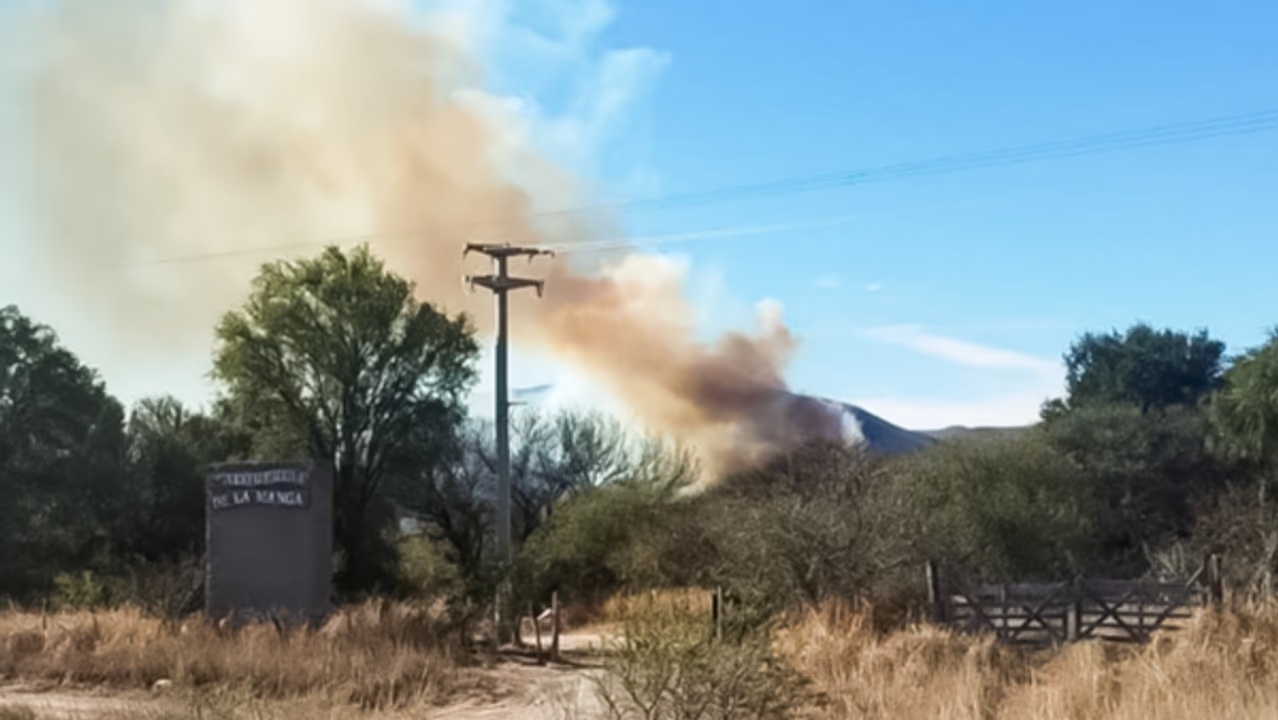 Bomberos combaten un incendio forestal en el interior de Córdoba