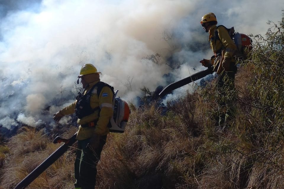 Tres detenidos por el cargo de "incendio doloso" en el departamento San Javier