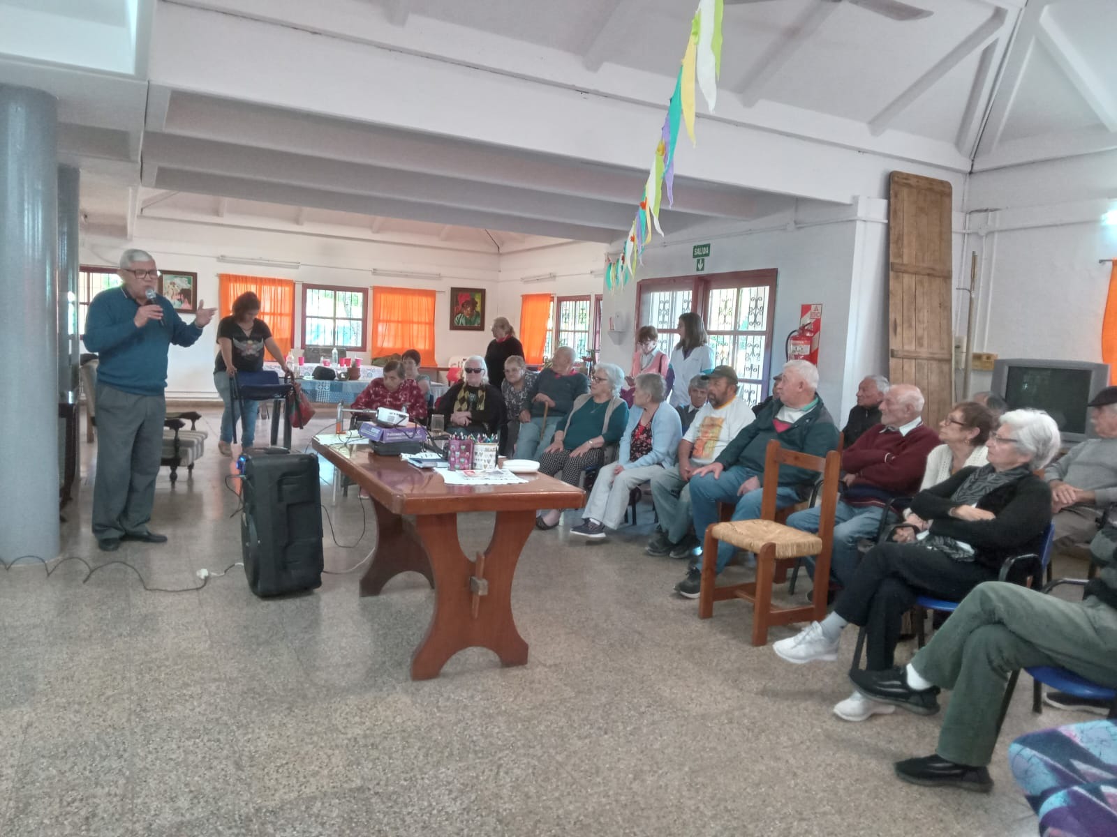Jorge Villarruel presentó "Historias y Vivencias" en el Hogar de Día Municipal "Nuestra Alegría"