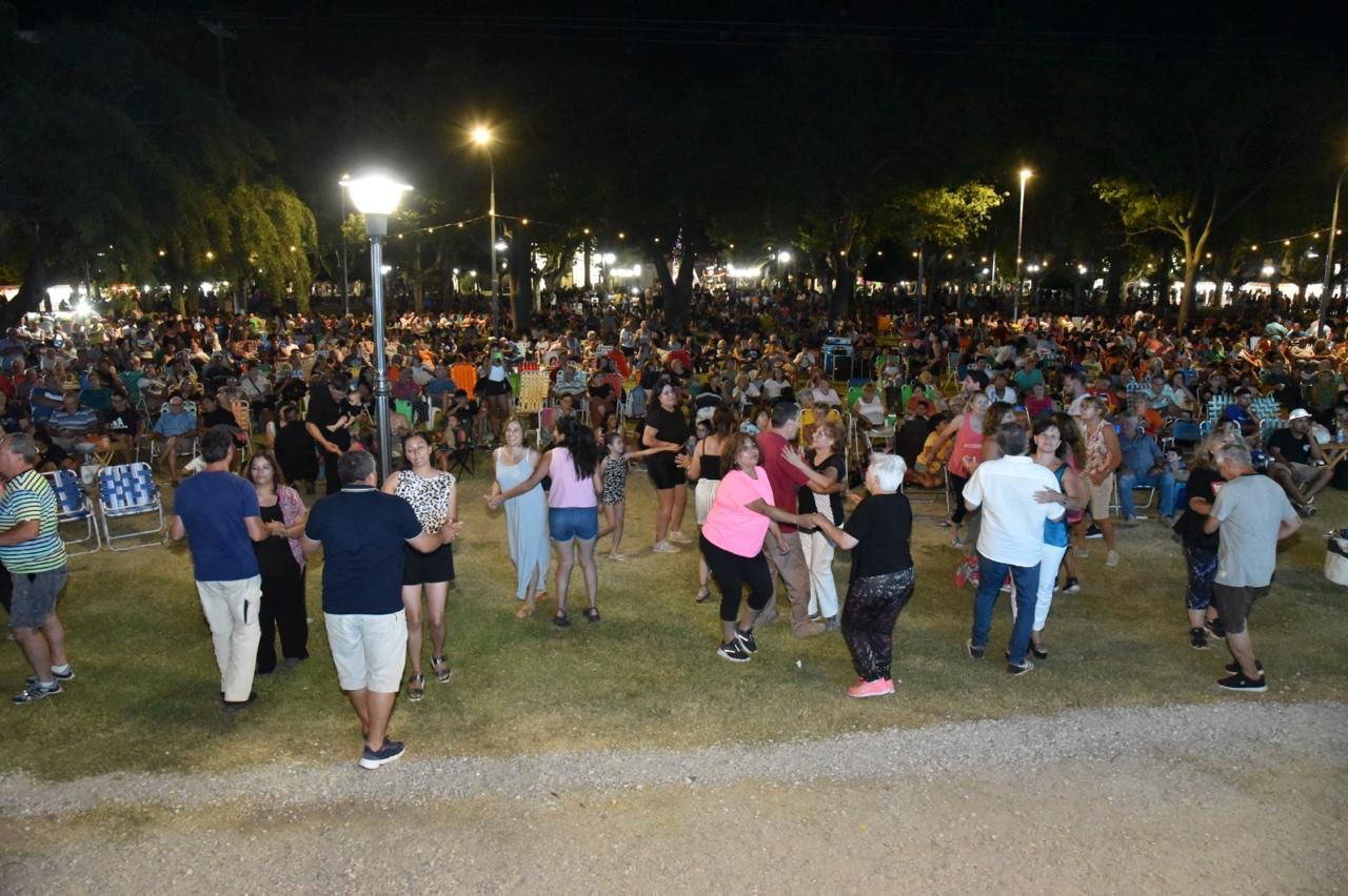 Más de 5.000 personas disfrutaron de la noche inaugural de verano en el Anfiteatro