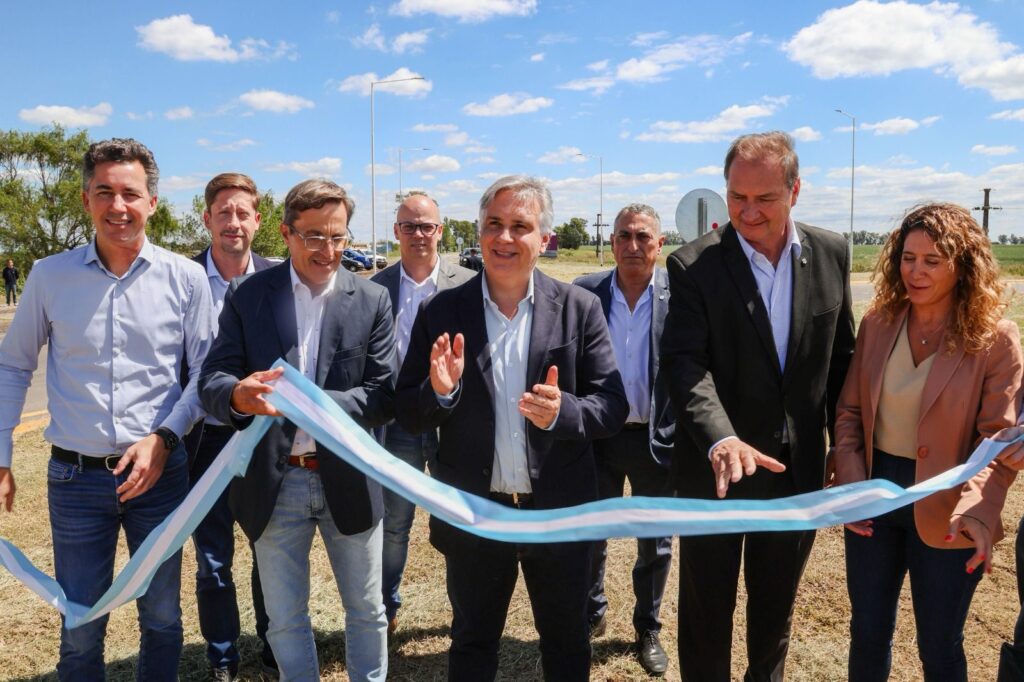 Martín Llaryora habilitó la repavimentación de la Ruta 11 y una nueva rotonda en el cruce con la Ruta 12