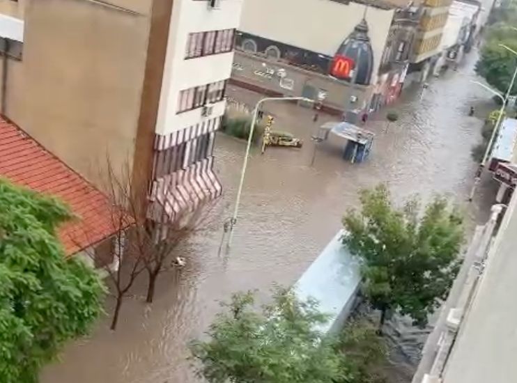 "De a poco, la ciudad se está poniendo de pie", relató Juan Pablo Vivas tras las inundaciones en Bahía Blanca