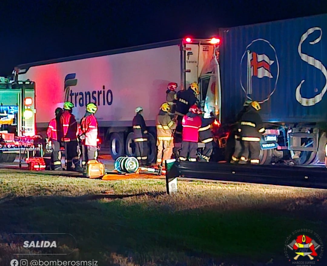 Grave accidente entre camiones en la autopista: un conductor quedó atrapado en la cabina