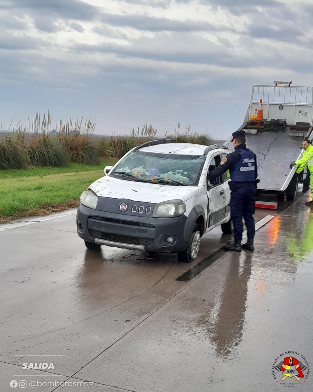 Vuelco en el km. 425 de la autopista: dos ocupantes resultaron ilesos