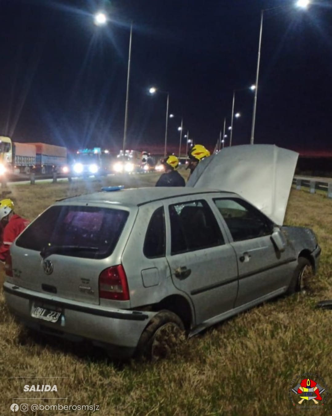 Vuelco en solitario en la Autopista km. 431: dos personas trasladadas al Hospital