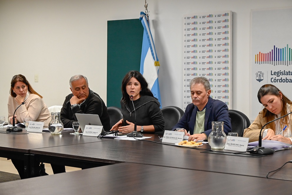 Aval para un proyecto que crea un sistema de gestión de caminos rurales no pavimentados en la provincia