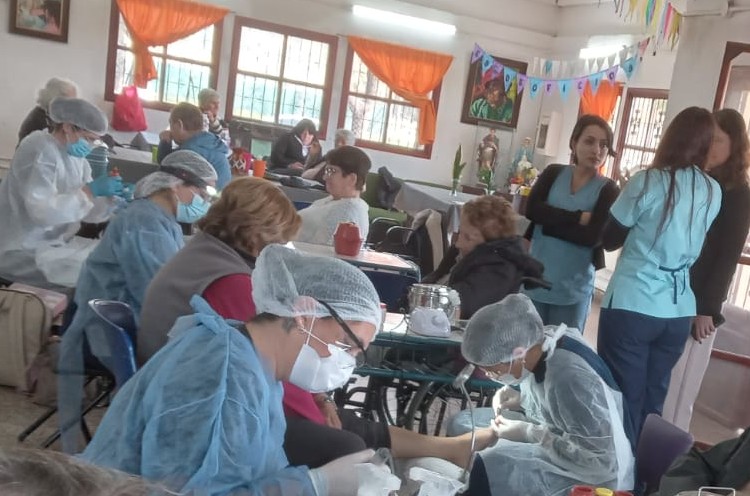 El Hogar de Día “Nuestra Alegría” abrió sus puertas al Consultorio Podológico Móvil de la Universidad del Gran Rosario