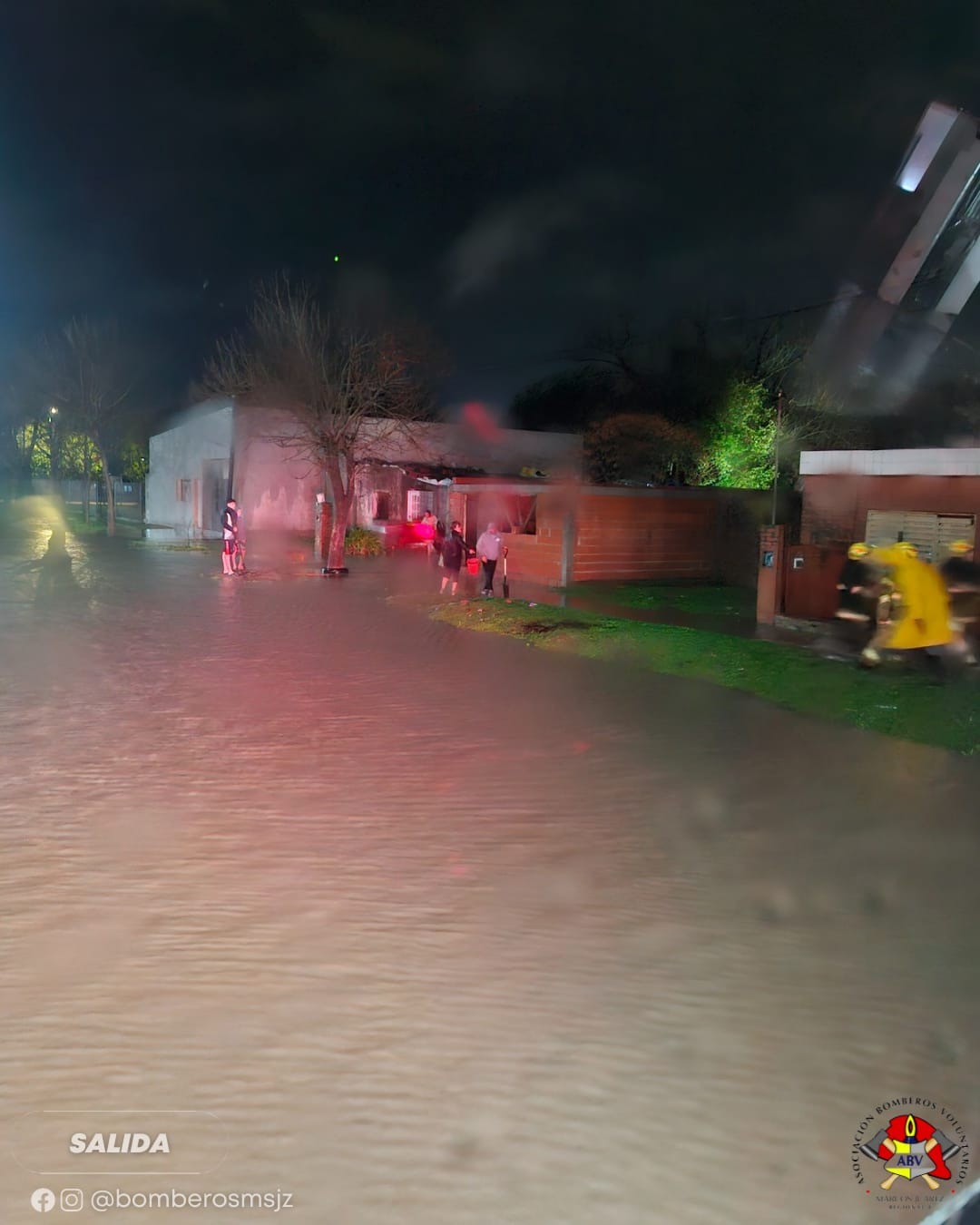 Bomberos al frente del operativo contra el agua en la ciudad