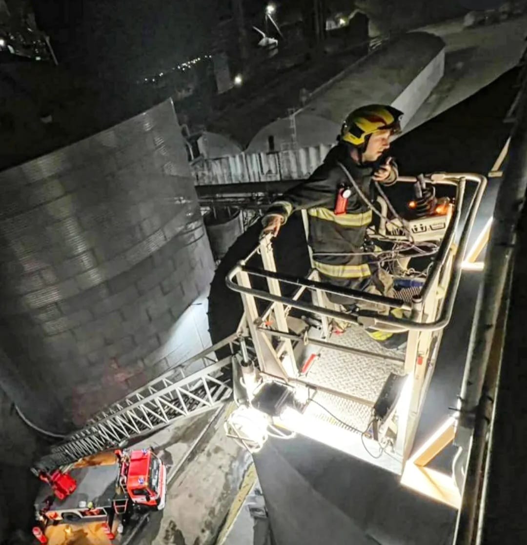 Luego de Siete horas de trabajo los Bomberos de Marcos Juárez logran controlar un incendio en un silo