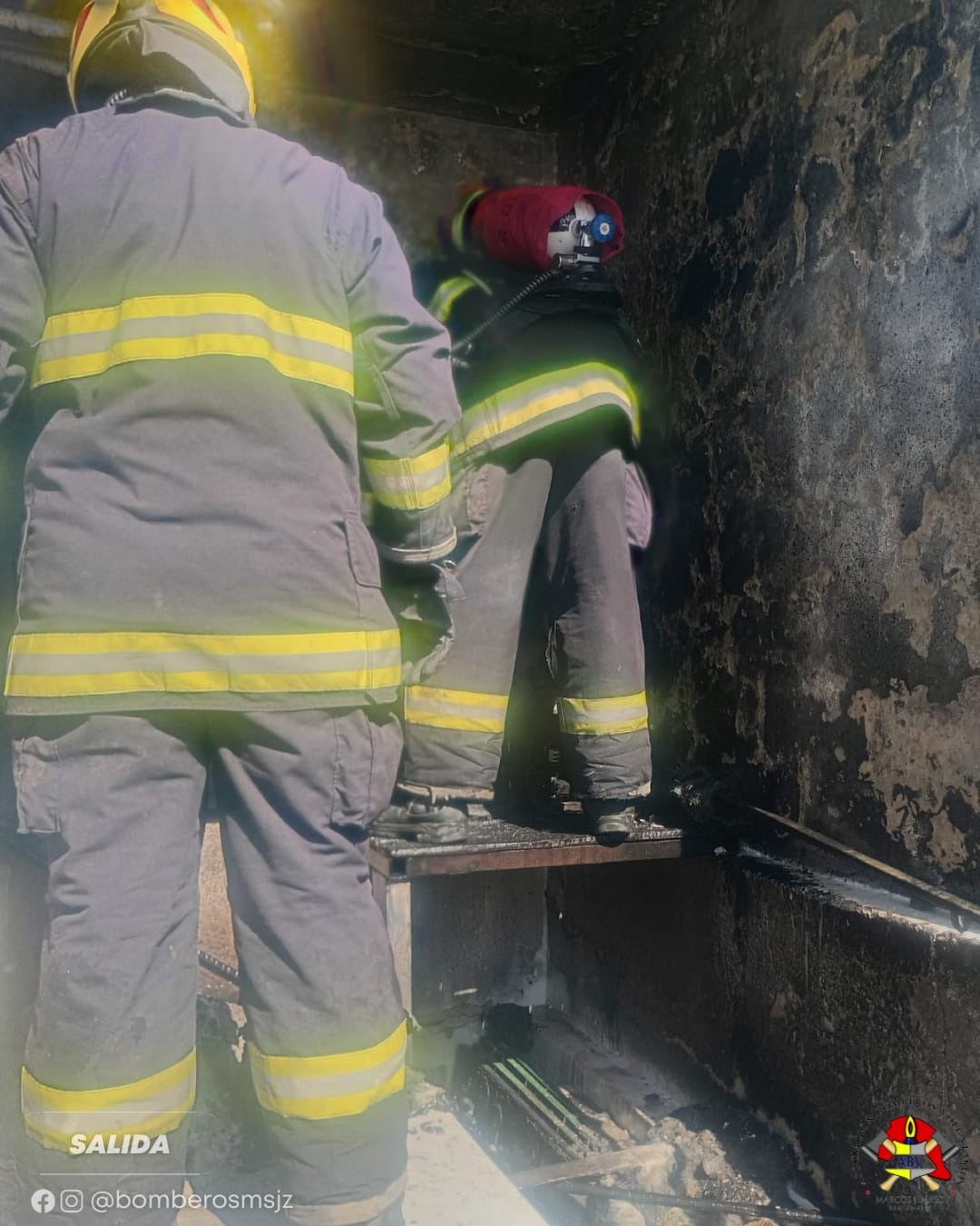 Bomberos controlaron incendio en un depósito ubicado sobre el techo de una vivienda en Irigoyen al 700
