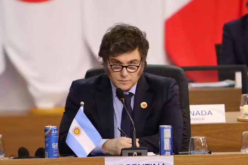 Javier Milei ganaría cómodo un ballotage, aunque el 40% dice que no llega a fin de mes