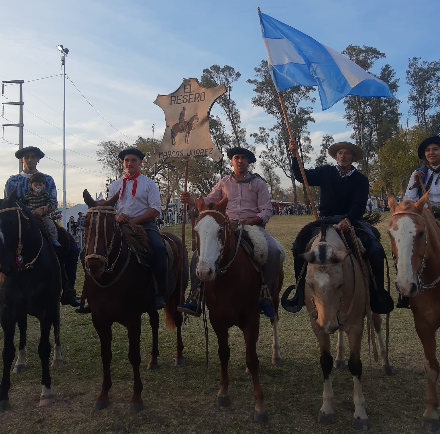 La Agrupación Gaucha "El Resero" rescata las tradiciones criollas y participó por primer vez en la Fiesta de Colectividades