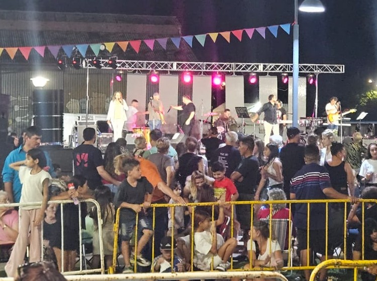 Multitudinario cierre de “Verano en el Anfi 2026” al ritmo del carnaval