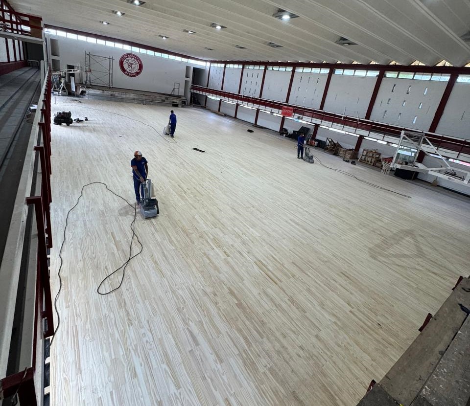 Argentino avanza con la renovación del piso de básquet: obra clave para el comienzo del Torneo Federal