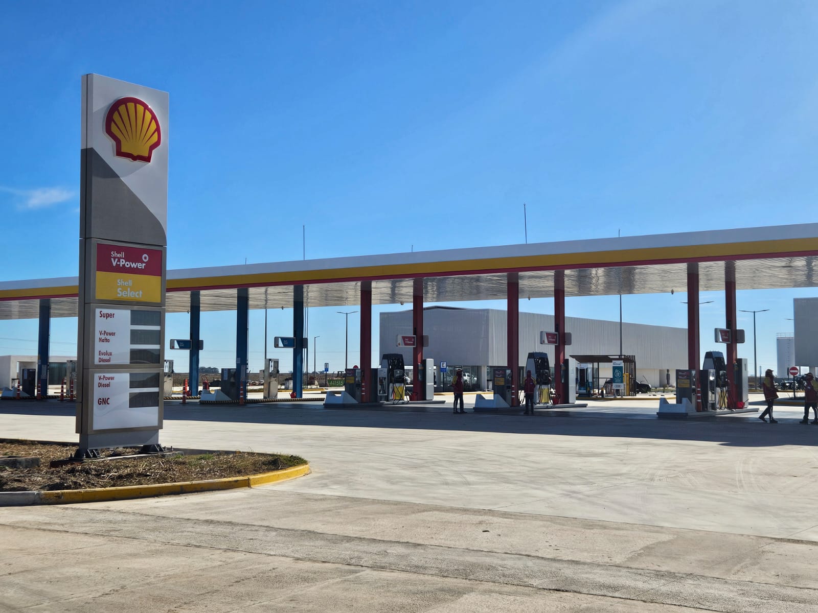 Bomberos socorrieron a una mujer en la estación Shell de la autopista