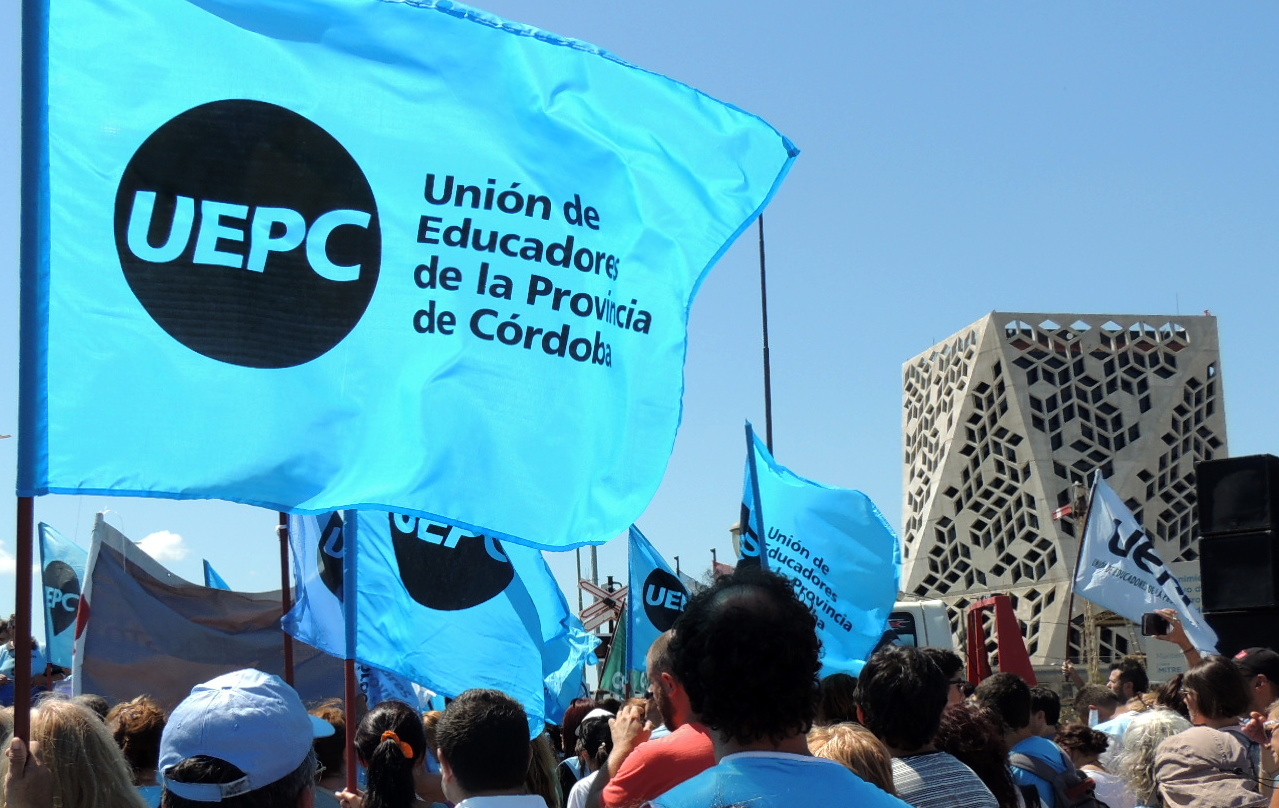 Llaryora presentó una tercera propuesta salarial para destrabar el conflicto docente