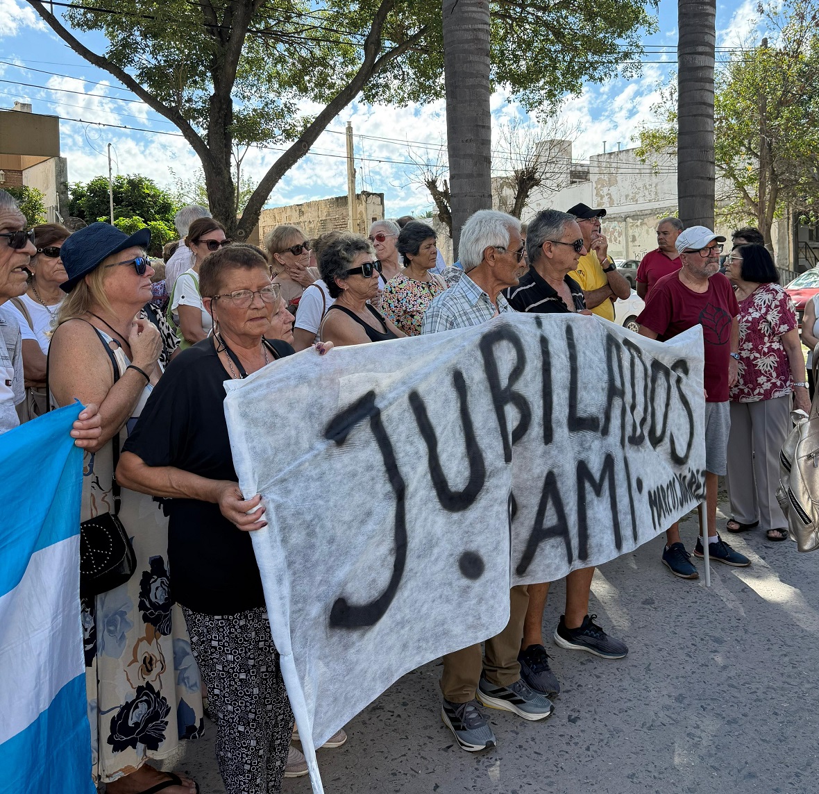 Masiva movilización de jubilados en Marcos Juárez contra el PAMI por el traslado de prestaciones a Villa María