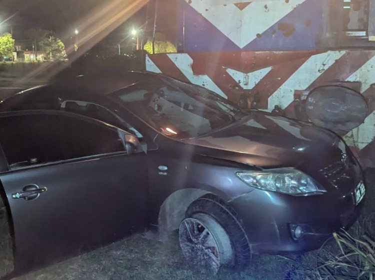 Violento choque entre tren y auto en Armstrong: un herido y operativo de emergencia