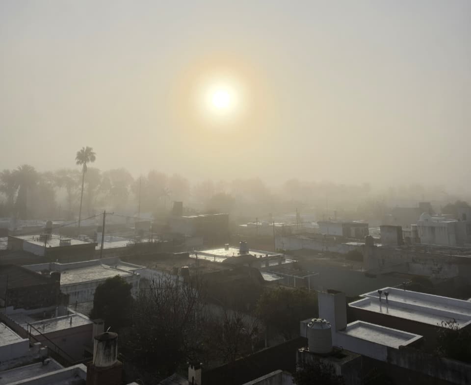 La niebla volvió a cubrir Marcos Juárez y obliga a extremar la precaución al circular