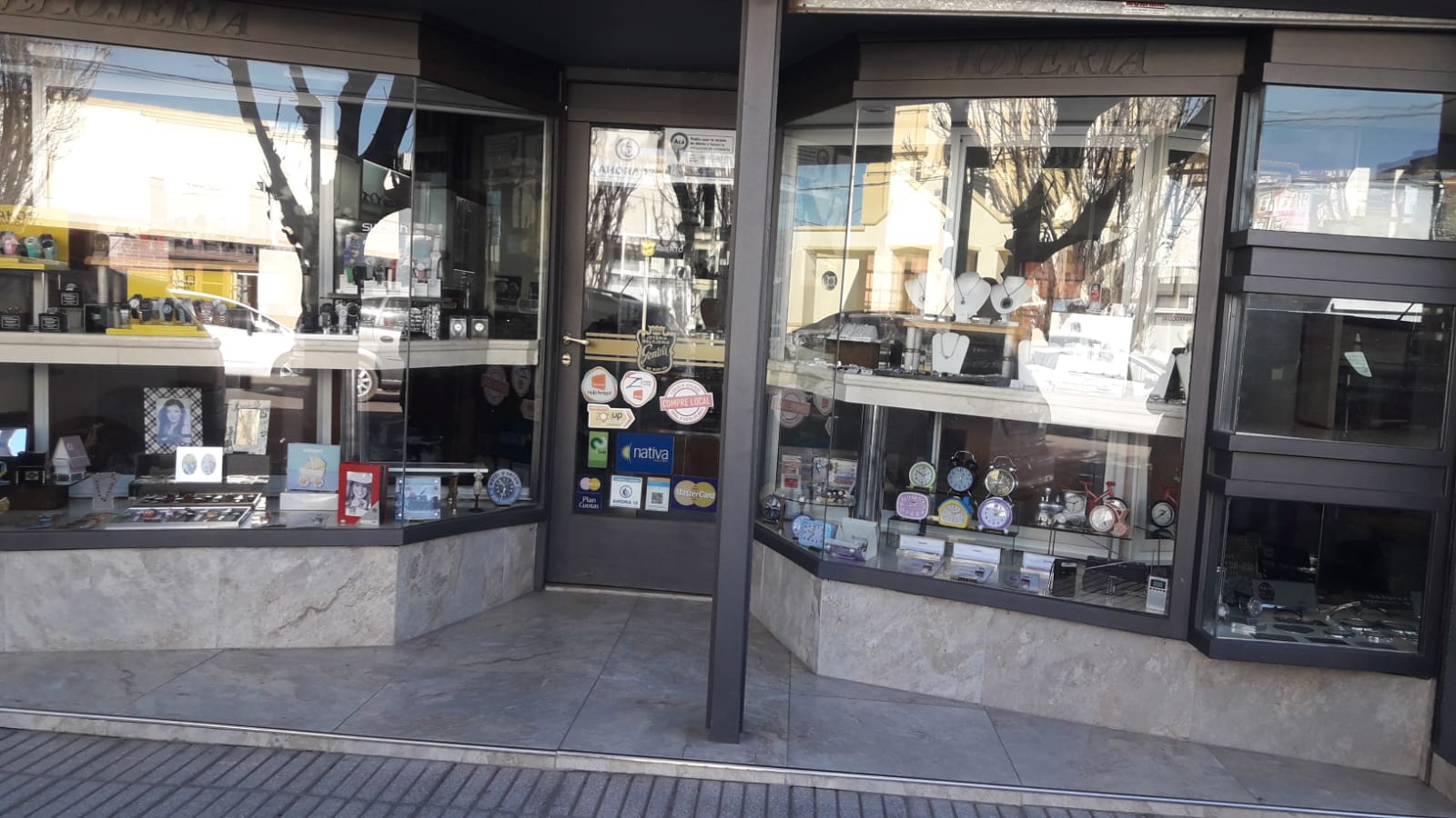 "Cuando los vi entrar, enseguida apreté el botón de pánico", relató el dueño de la joyería robada en Corral de Bustos