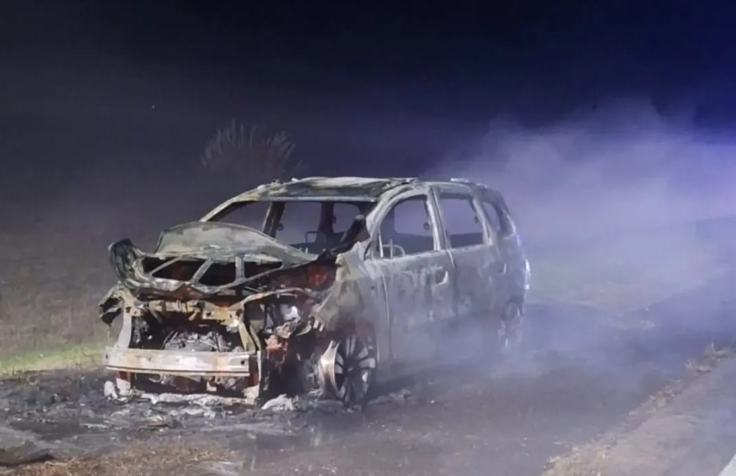 Un automóvil fue consumido por las llamas en la autopista: no hubo heridos