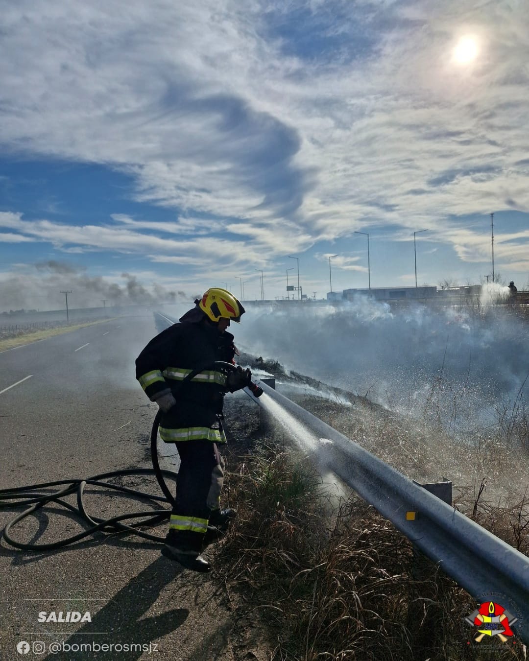Salida de bomberos por incendio de pastos en colectora y Autopista