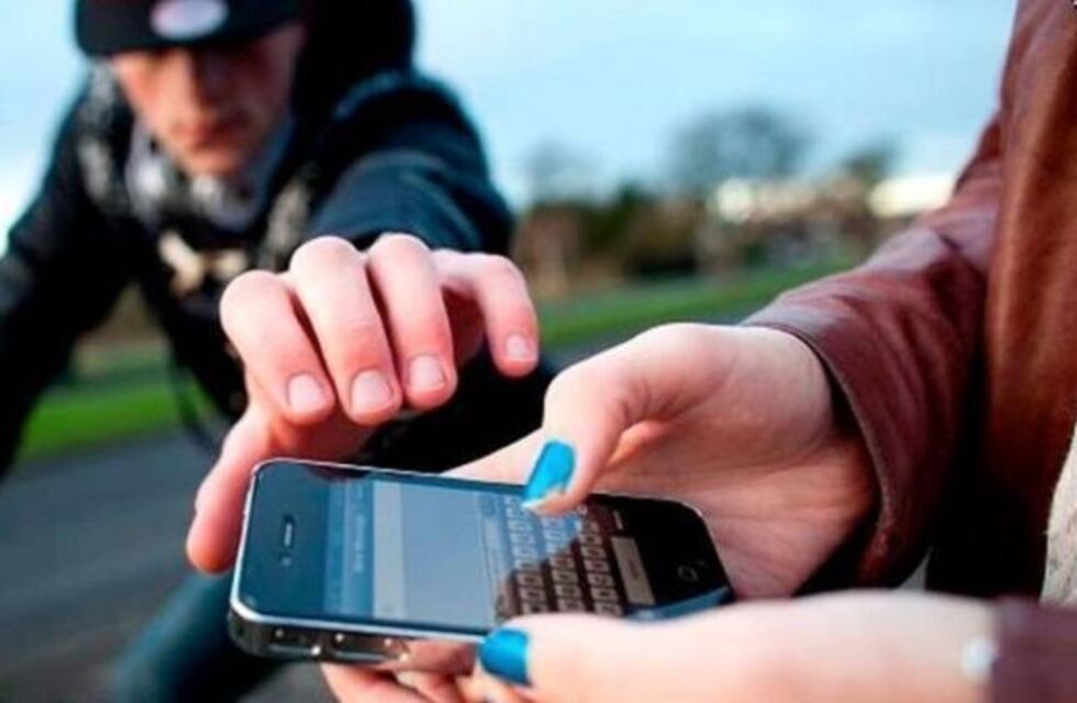Una mujer de 64 años caminaba sola, le arrabataron el celular y el delincuente escapó corriendo
