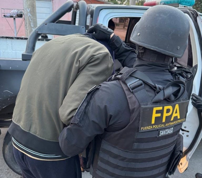 Golpe al narcomenudeo en Leones: cayó banda que hacía delivery con un remisero