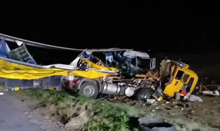Fatal choque entre camiones en la Autopista Córdoba-Rosario: un fallecido y corte total