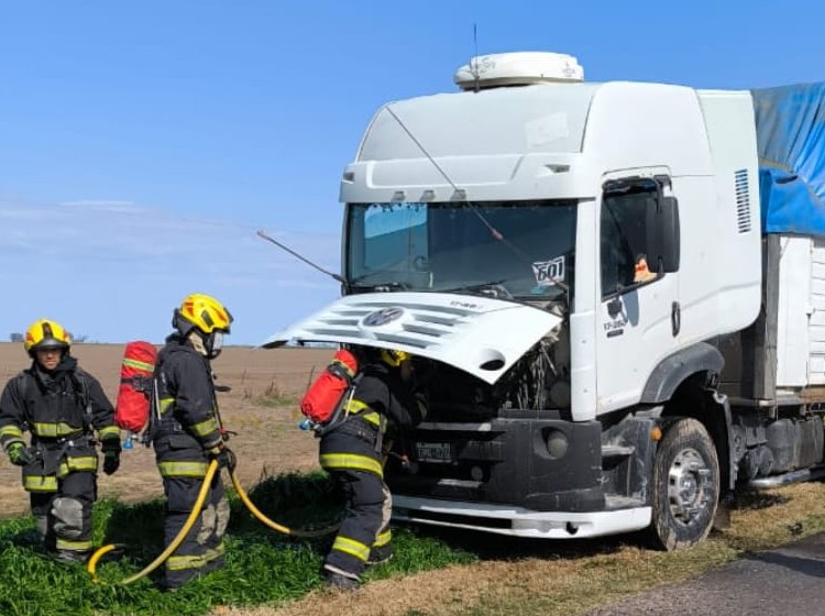 Incendio de camión en la Ruta 9 fue controlado por bomberos de Marcos Juárez