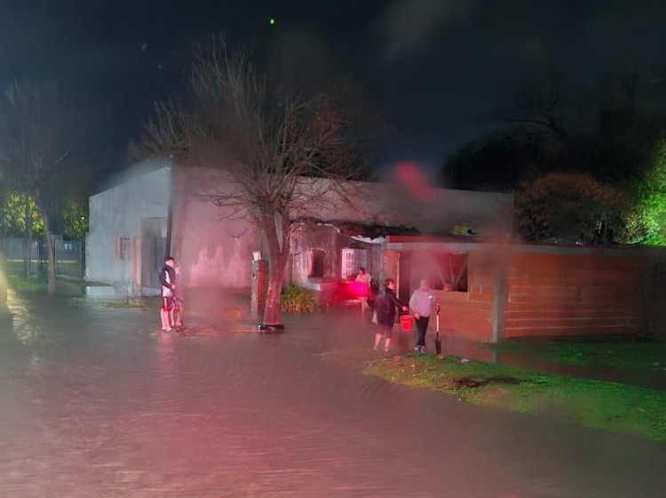 16 personas fueron evacuadas en Marcos Juárez tras la tormenta de Santa Rosa