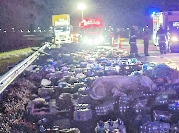 Accidente vehicular en autopista: choque entre dos camiones y vuelco de carga