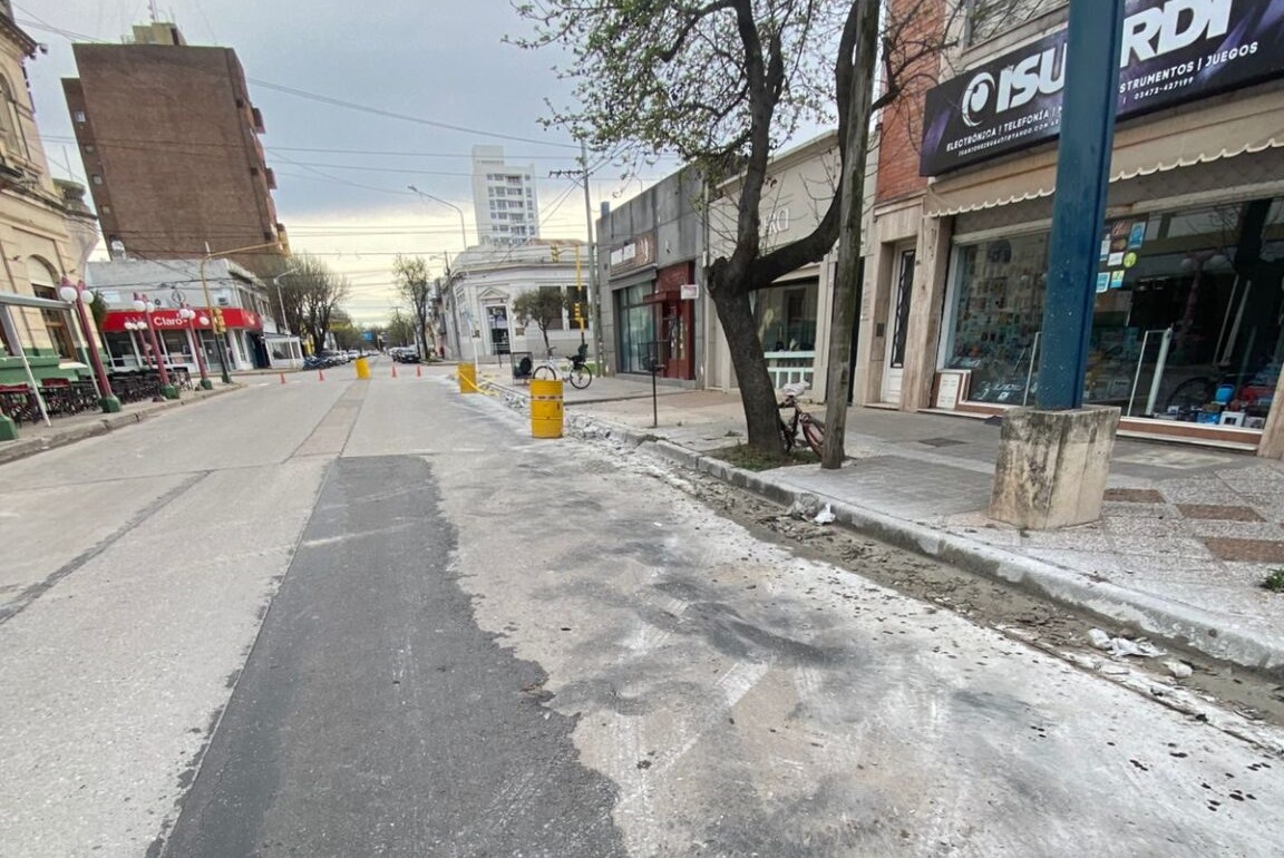 La Municipalidad repara un hundimiento en calle Alem entre Belgrano y Chacabuco