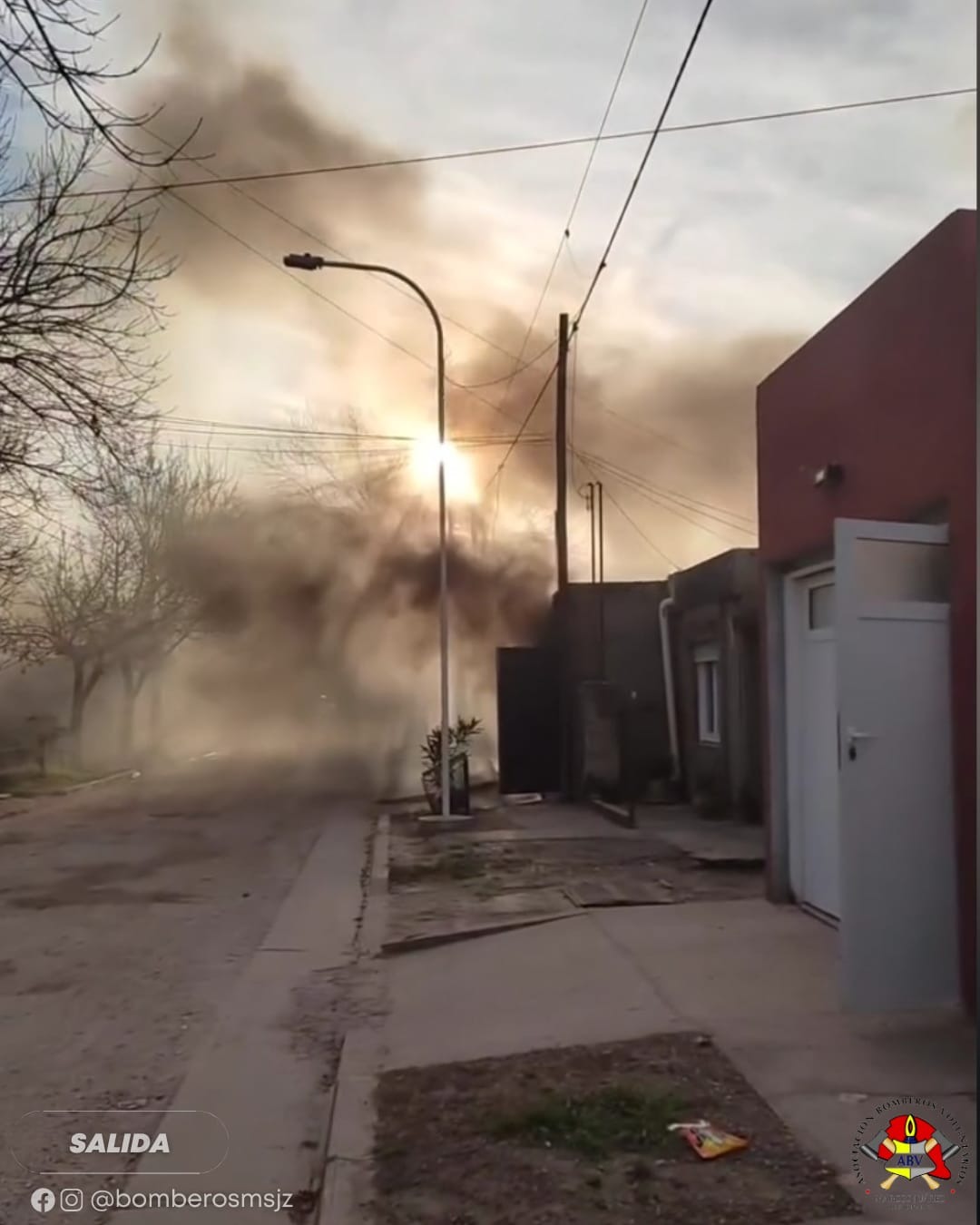 Voraz incendio destruyó un garaje y afectó habitaciones en una vivienda