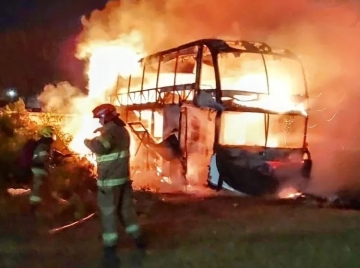 Un incendio destruyó un colectivo en un desuso en un baldío de Marcos Juárez