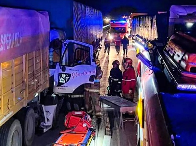 Brutal choque entre camiones dejó un conductor atrapado en la autopista