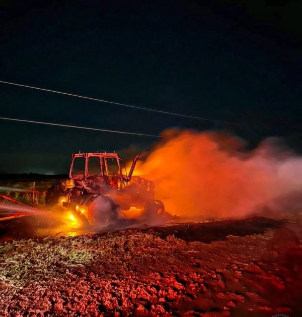 Un tractor fue consumido por el fuego en un campo al Este de Marcos Juárez