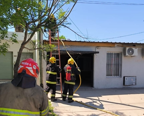 Incendio en una vivienda de la calle Perú: rápido accionar de los Bomberos Voluntarios