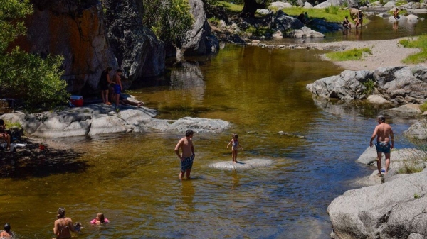 Más turistas con menos presupuesto: el gasto real de los viajeros cayó 16,2% en el último fin de semana largo