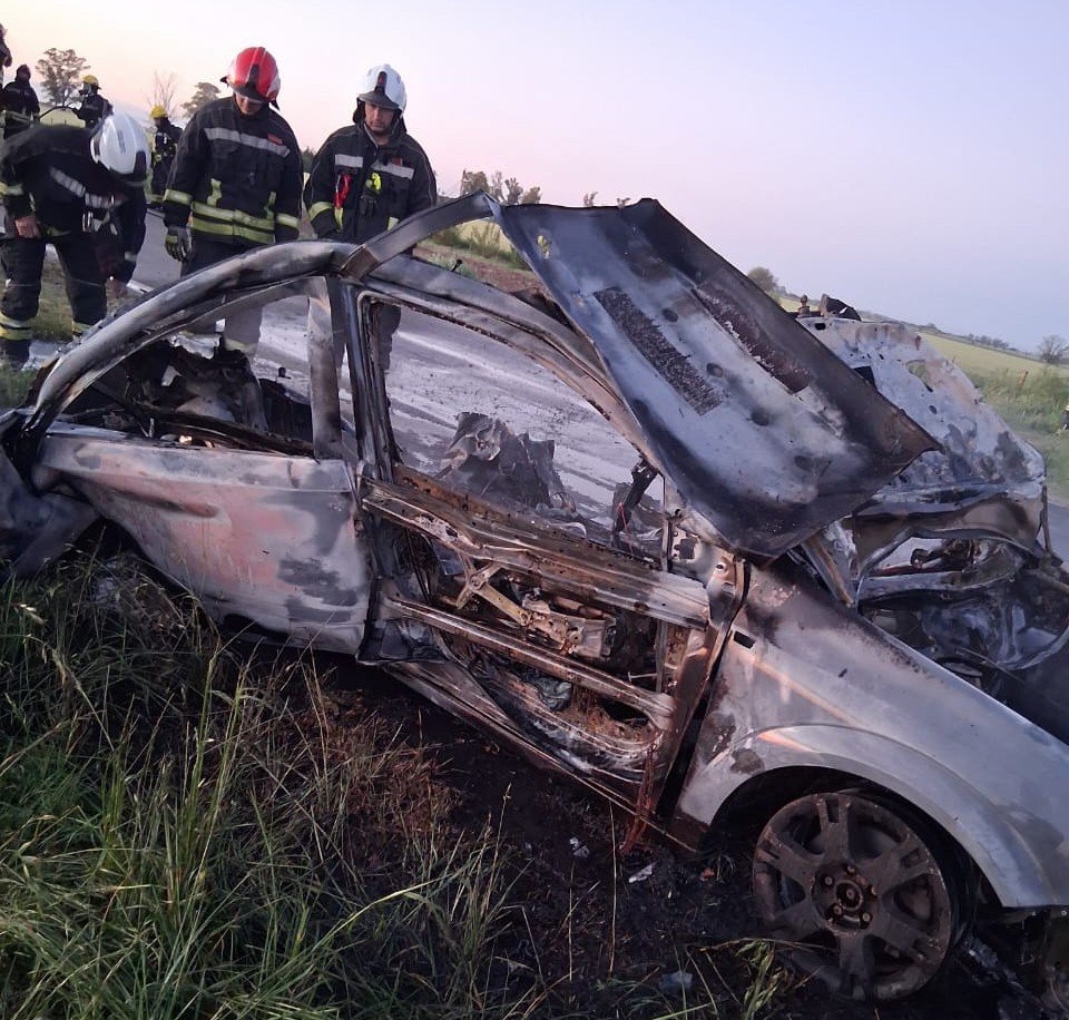 Impresionante incendio de un auto en la ruta 178 pero no hubo heridos