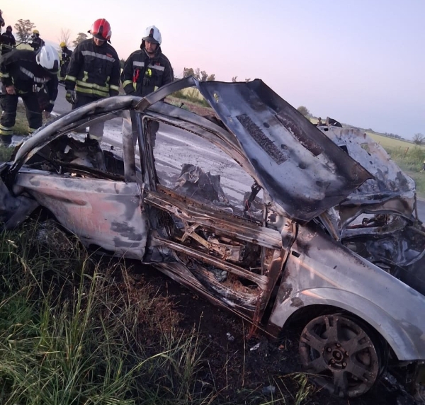 Impresionante incendio de un auto en la ruta 178 pero no hubo heridos