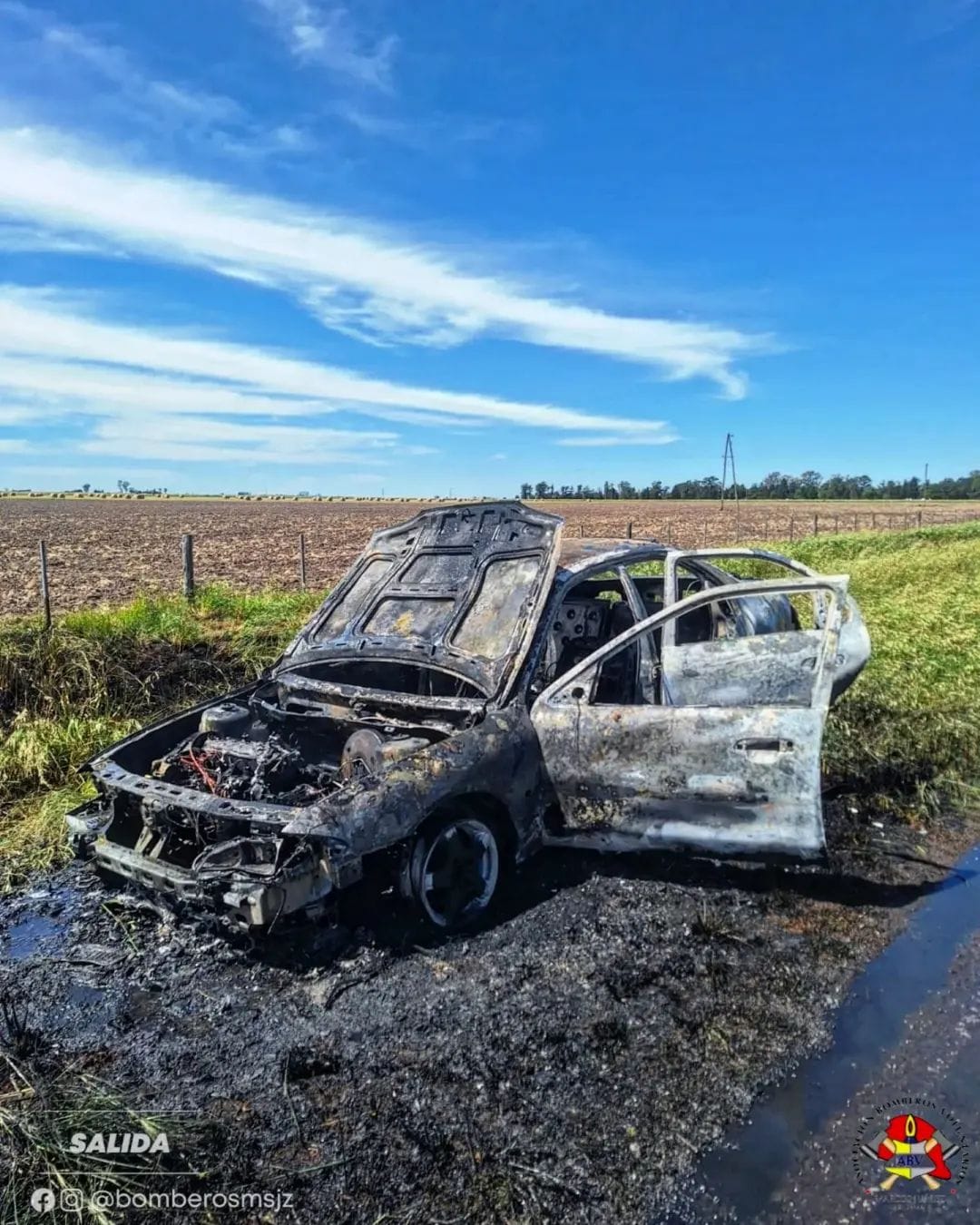 Incendio vehicular en la Ruta 9: Bomberos Voluntarios de Marcos Juárez sofocaron las llamas