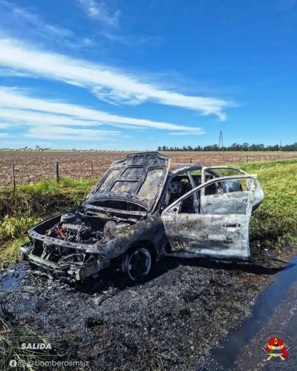 Incendio vehicular en la Ruta 9: Bomberos Voluntarios de Marcos Juárez sofocaron las llamas