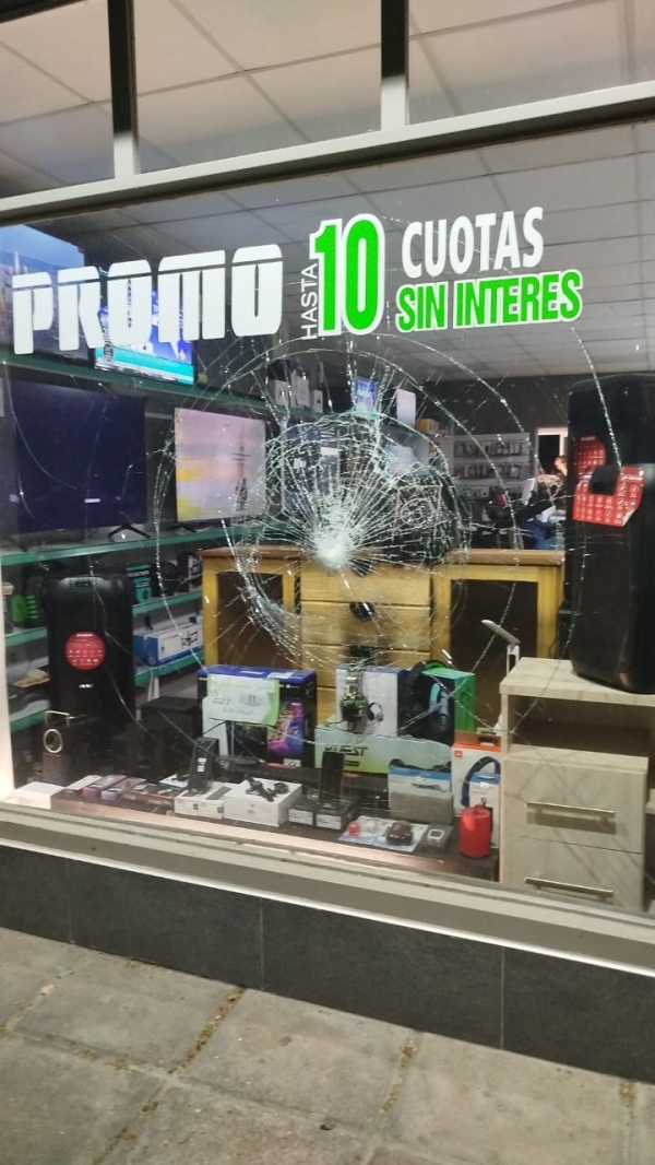 Intentaron robar en la Mutual Coyspu pero sólo rompieron una vidriera y huyeron
