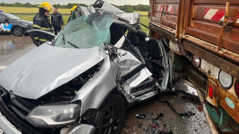 Choque fatal en la autopista Rosario–Córdoba: murió un joven y dos personas resultaron heridas
