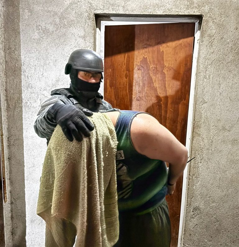 Repartían droga mientras paseaban al bebé: detienen a gemelos narcos en Marcos Juárez