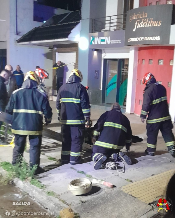 Impactante rescate en calle  Sáenz Peña: una persona cayó en un socavón junto a dos vehículos tras el desmoronamiento del terreno