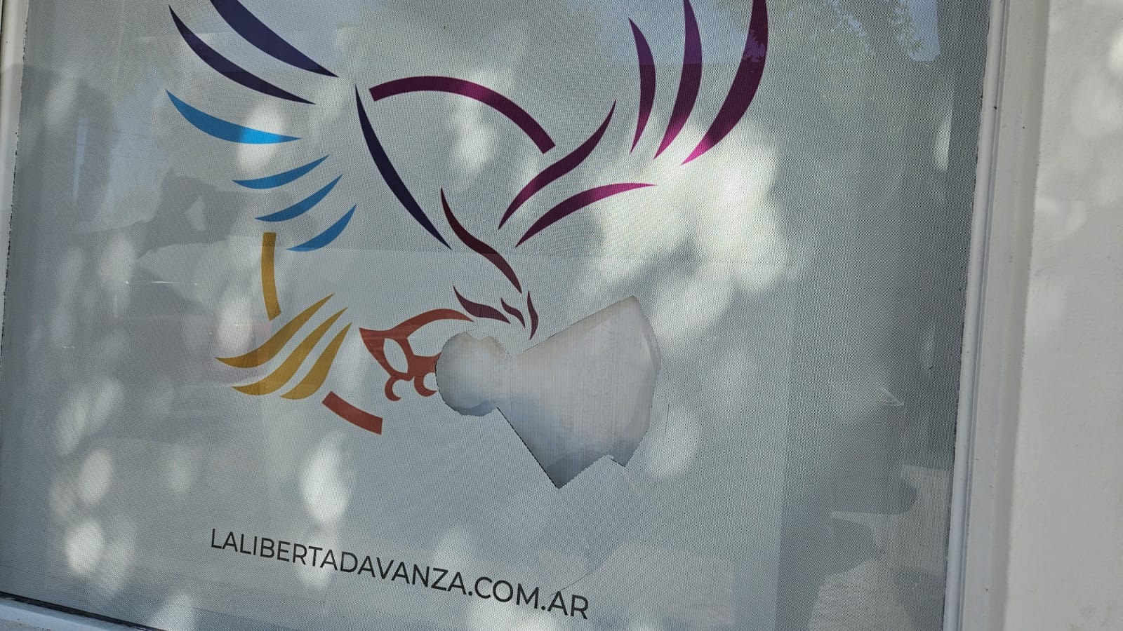 Marcos Juárez: dañaron el local de La Libertad Avanza en Alem al 300