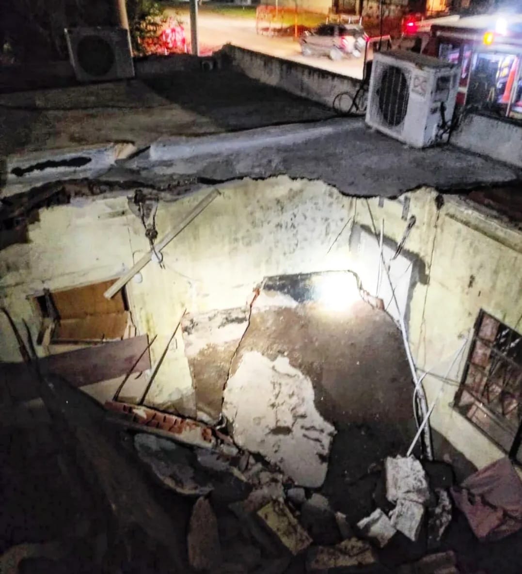 Derrumbe de Techo en una Vivienda de Zeballos al 1200: Bomberos Actuaron de Noche sin Registrarse Heridos