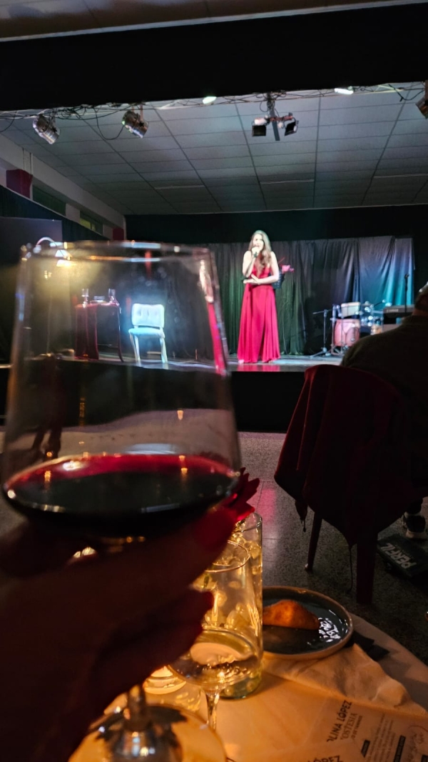 Carolina López estrenó un viaje sensorial donde el vino dialoga con la música